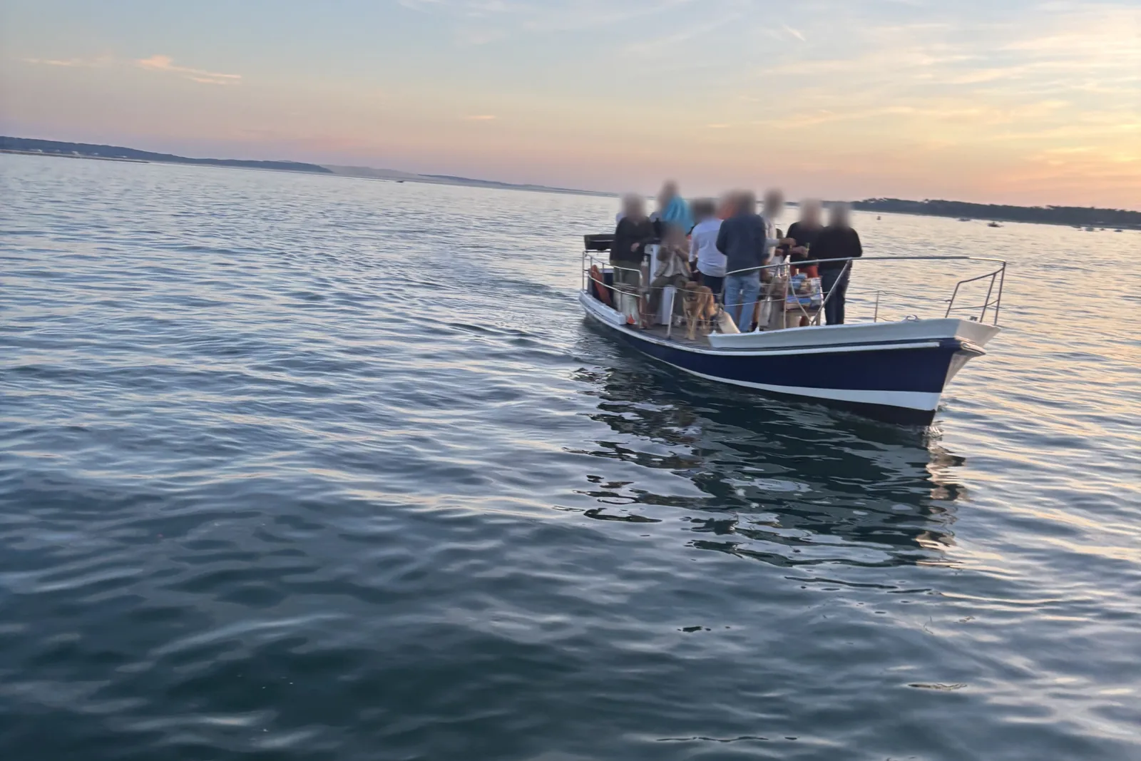un groupe à bord d’une pinasse au coucher du soleil