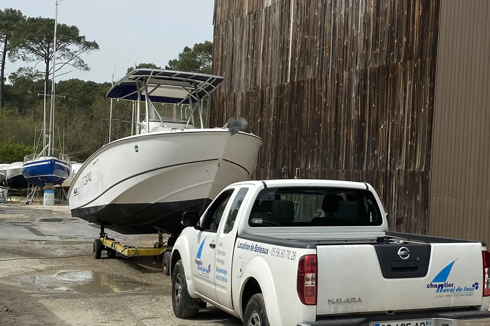 l’antifouling neuf posé sur le primaire, le bateau prêt à repartir