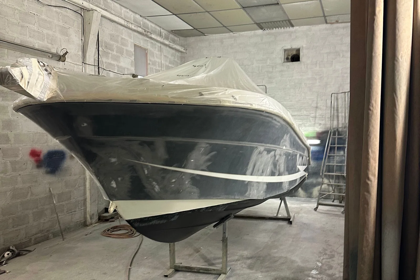 une coque préparée pour la peinture, dans la cabine du chantier