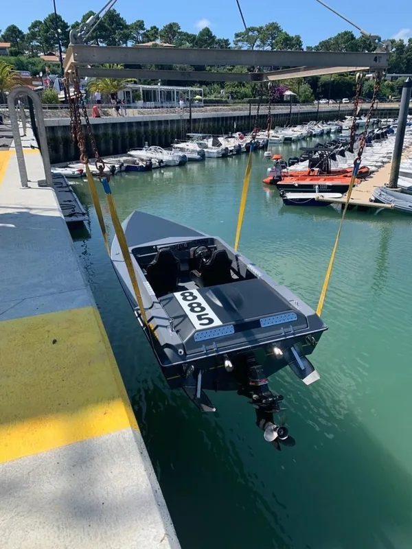 Au port de la Vigne, un bateau levé à la grue