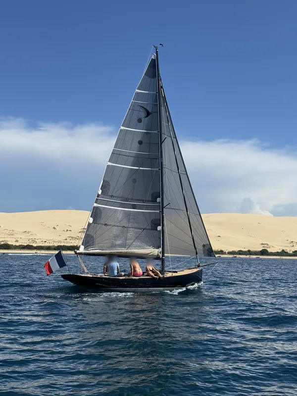 Un voilier raccourci de 40 cm pour entrer au port de la Vigne