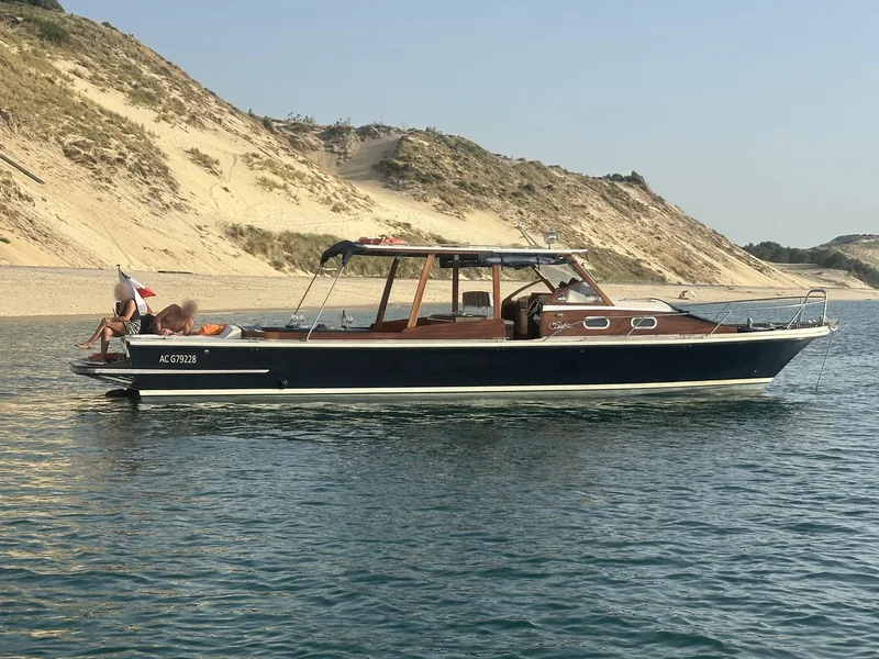 Une vedette entretenue au chantier, devant la dune