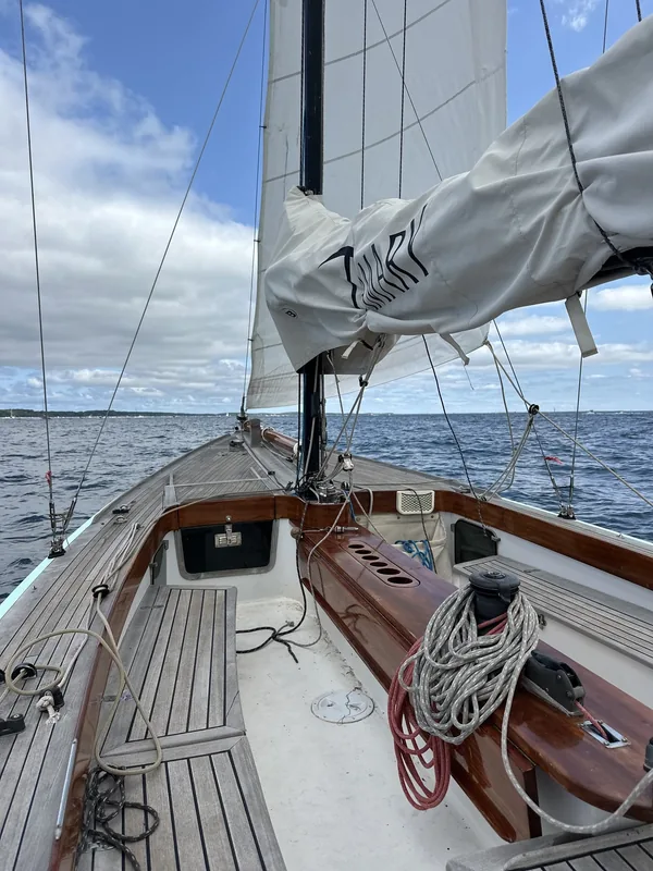 Sous voiles, un voilier entretenu au chantier