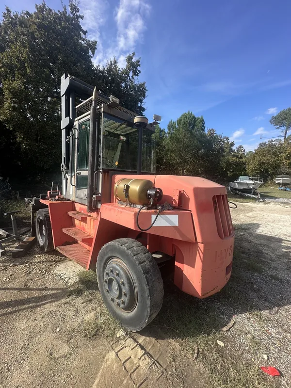 Le chariot élévateur du chantier