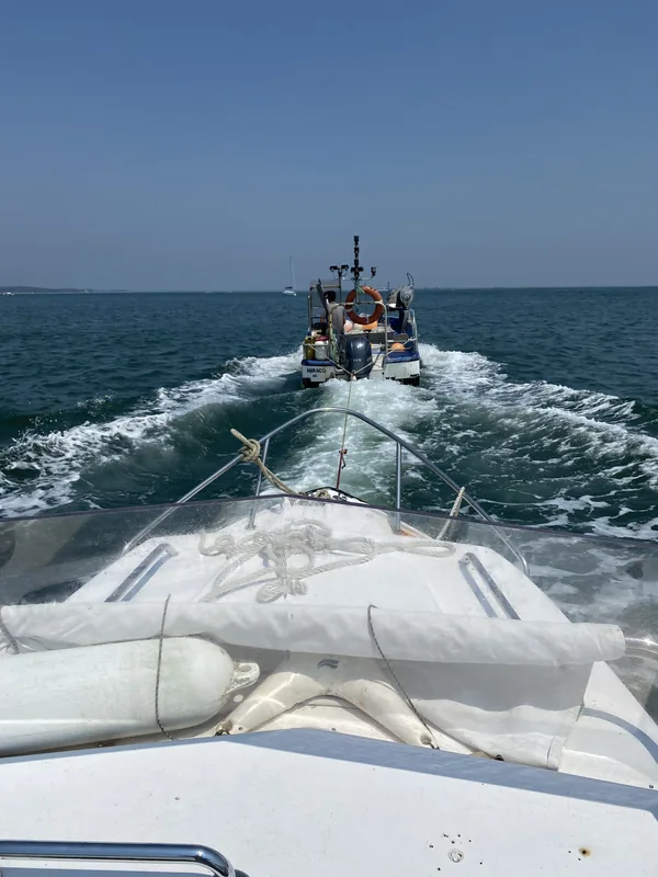 Le bateau en panne, ramené en remorque