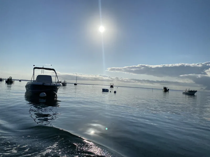 Au mouillage, à contre-jour