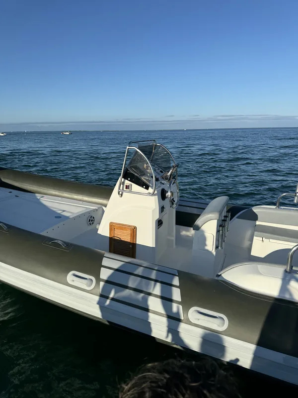 Un semi-rigide sur le Bassin