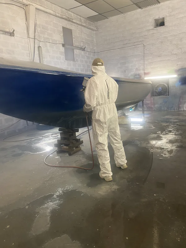 Dans la cabine de peinture