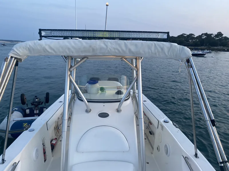 Underdog, un Boston Whaler Outrage 27, au mouillage, sa rampe de LED posée au chantier