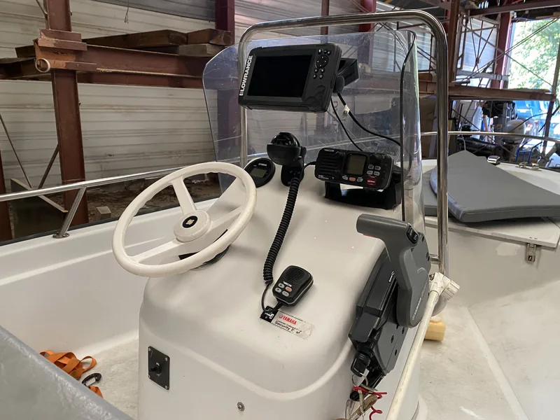 Un poste de pilotage équipé : sondeur et VHF