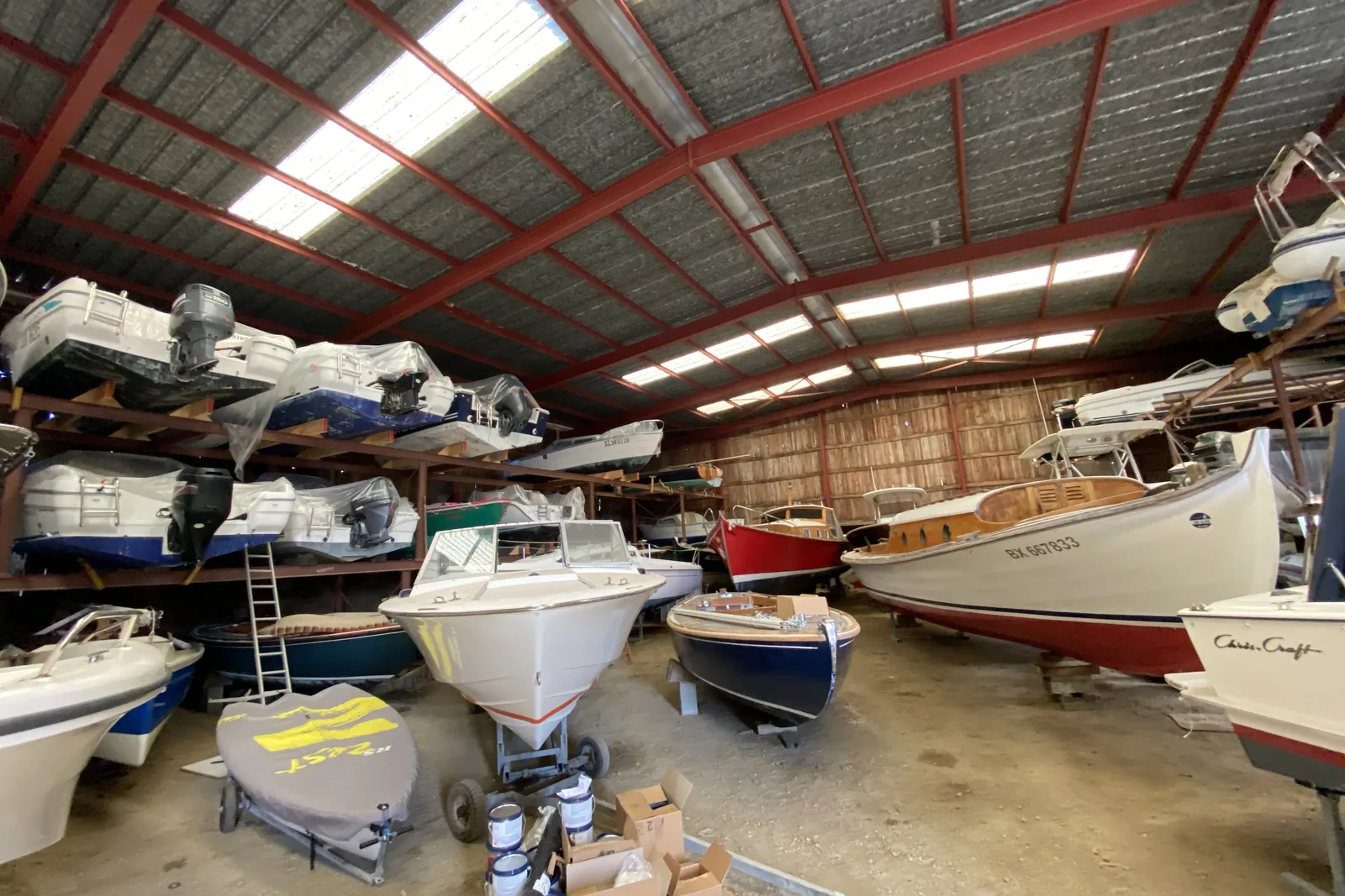 les bateaux rangés dans le hangar du chantier