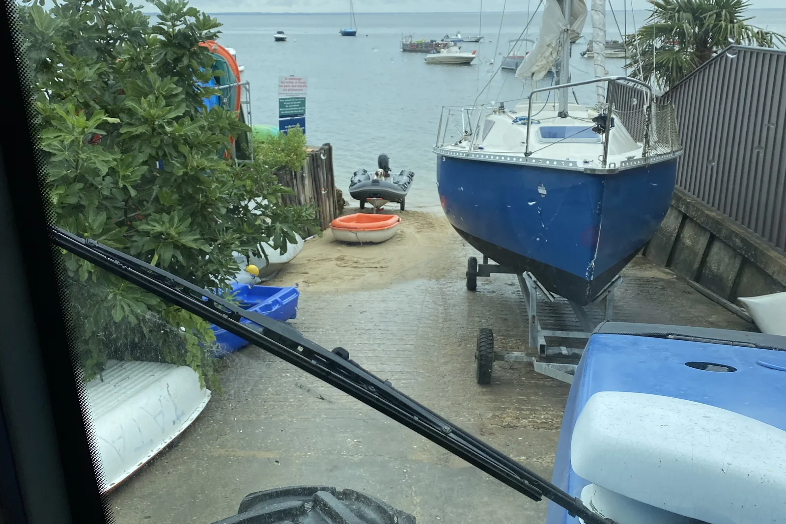 un voilier sur sa remorque, mât en place