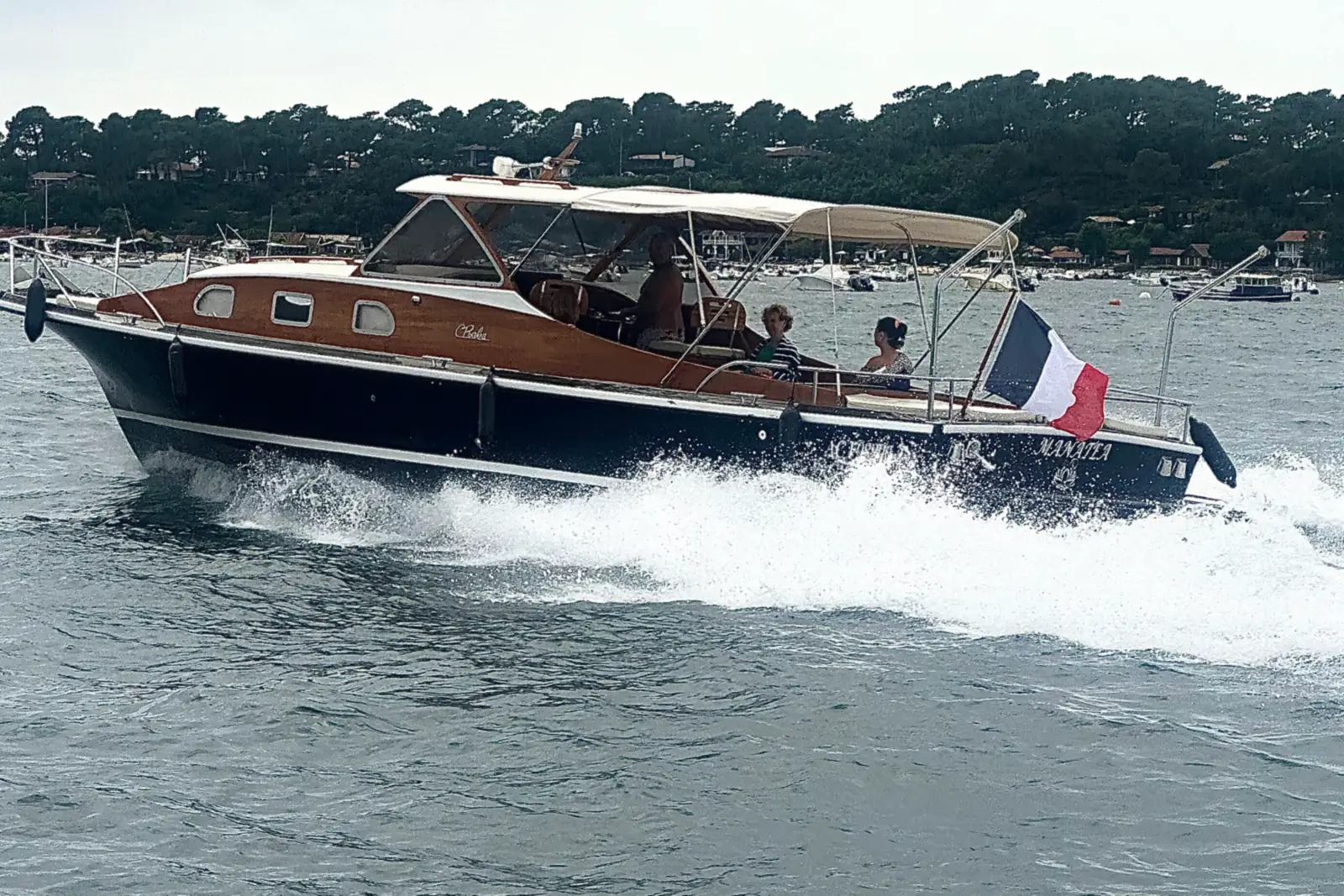 un bateau entretenu à l’année au chantier, en navigation sur le Bassin