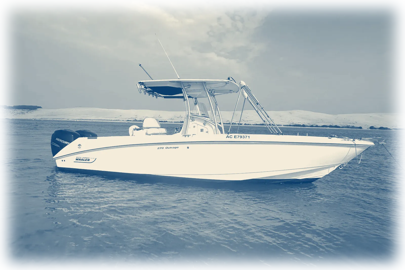 un bateau au mouillage sur le Bassin, la dune en face