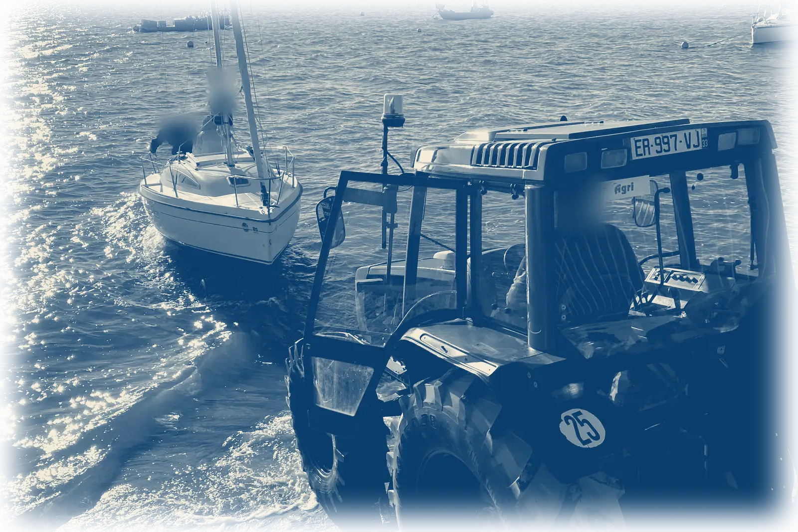 le tracteur du chantier met un voilier à l’eau à la cale du Four