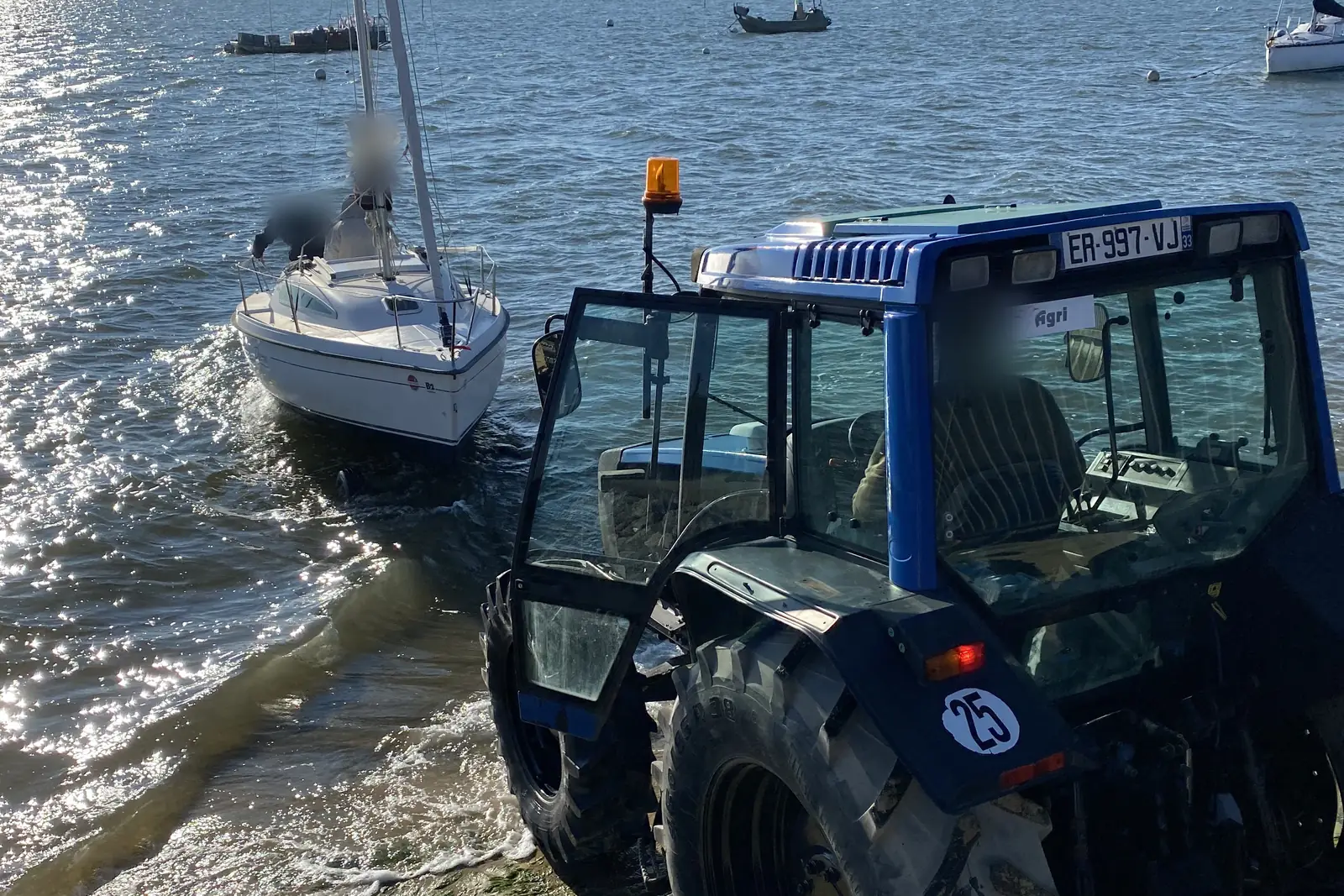 le tracteur du chantier met un voilier à l’eau à la cale du Four